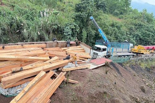 Lật xe chở gỗ, đường lên Cửa khẩu La Lay ách tắc nghiêm trọng