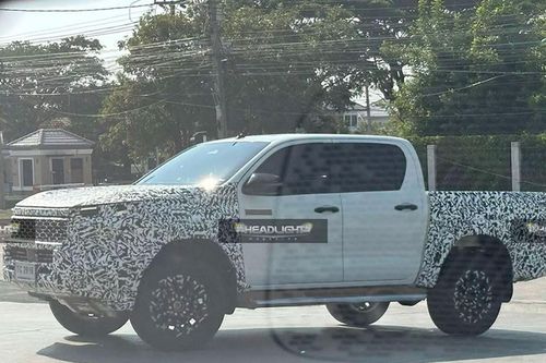 Toyota Hilux 2025 lộ diện trên đường thử, chưa phải thế hệ mới