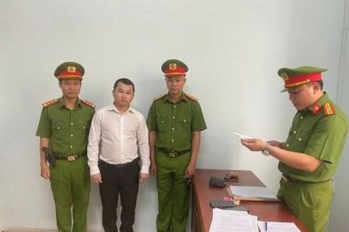 Nhờ nhân viên ngân hàng đứng tên sổ đỏ vay tiền, nữ khách hàng bị chiếm đoạt gần 4 tỉ đồng