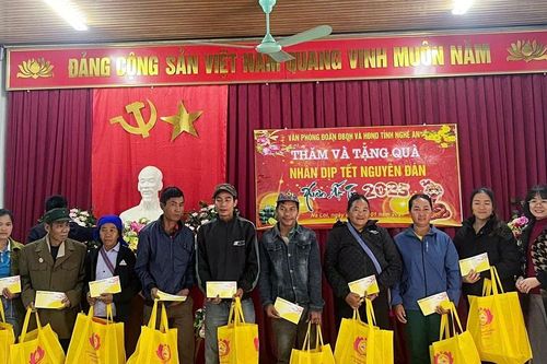 Văn phòng Đoàn đại biểu Quốc hội và Hội đồng nhân dân tỉnh Nghệ An tặng quà Tết hộ nghèo ở Kỳ Sơn