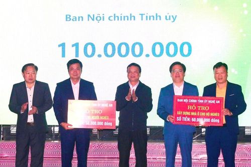 Ban Nội chính Tỉnh ủy trao quà cho người nghèo tại huyện Quỳ Châu