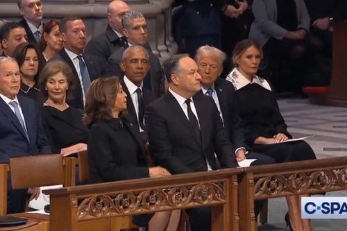 Khoảnh khắc hài hước khi bà Harris 'ngán ngẩm' nhìn ông Trump tán gẫu với ông Obama