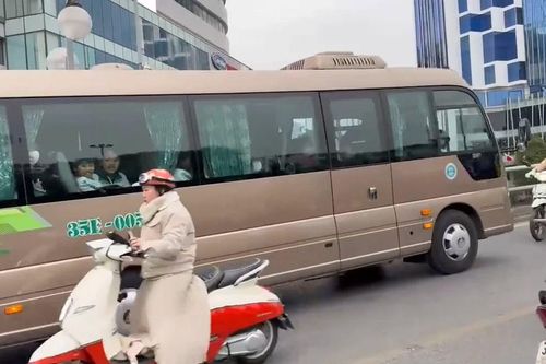 Tài xế điều khiển xe khách mắc kẹt trên cầu vượt bị xử phạt như thế nào?