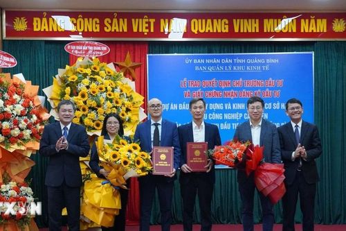 Trao quyết định đầu tư Khu công nghiệp Cam Liên hơn 2.200 tỷ đồng