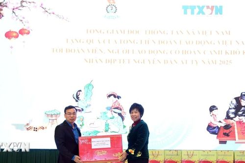 Tổng Giám đốc TTXVN trao quà cho đoàn viên, người lao động Hà Nam