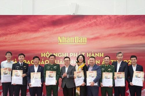 Trao 40.000 số Báo Nhân Dân Xuân 2025 tặng cán bộ, chiến sỹ biên giới, hải đảo