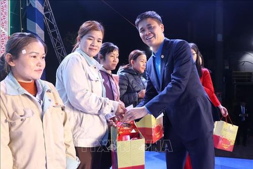 Mang Tết đến sớm với người lao động