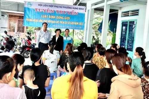 'Mọi công dân Việt Nam sinh sống và làm việc phải thượng tôn pháp luật'