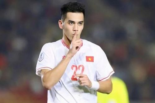 Tiền đạo đẹp trai, giàu lòng nhân ái: Sau AFF Cup, trích tiền thưởng tặng 2,5 tấn gạo nấu cơm cho bệnh nhân nghèo