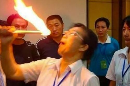 Công ty bị chỉ trích vì 'ép' nhân viên nuốt lửa