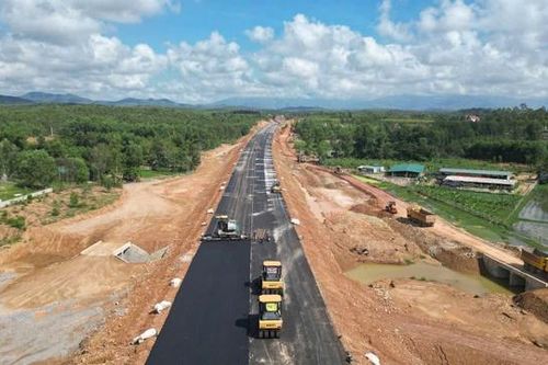 Quảng Bình: Yêu cầu giải quyết dứt điểm mặt bằng cao tốc trước 15/1