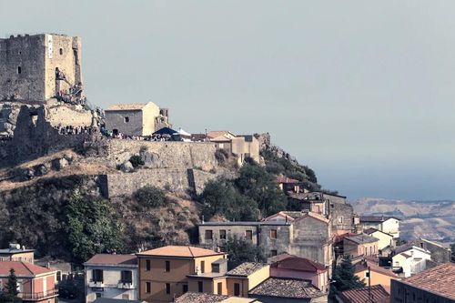 Thị trấn ở Italy gây sốc khi ra lệnh cấm người dân bị ốm, và lý do khó ngờ