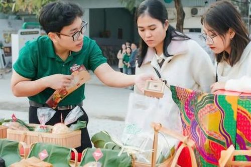 Xu hướng sắm Tết tiết kiệm khiến các doanh nghiệp điều chỉnh chiến lược bán hàng