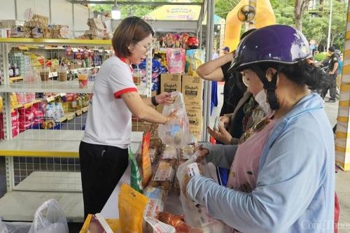 Đưa Tết đến người lao động và trẻ em khó khăn