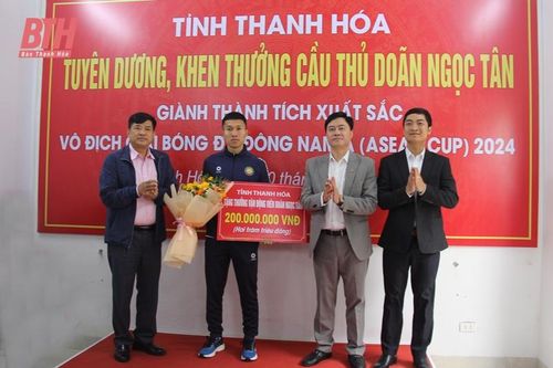 Tuyên dương, khen thưởng cầu thủ Doãn Ngọc Tân