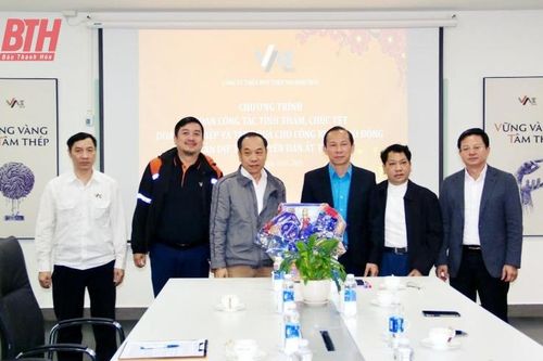 LĐLĐ tỉnh thăm, chúc tết doanh nghiệp và tặng quà cho đoàn viên, người lao động có hoàn cảnh khó khăn