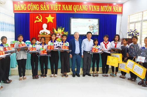 Tập huấn kỹ năng tự bảo vệ cho trẻ em gái Khmer tại TX. Tịnh Biên