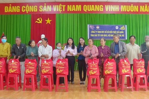 Tặng 300 phần quà Tết cho gia đình chính sách, trẻ em có hoàn cảnh khó khăn huyện Thoại Sơn