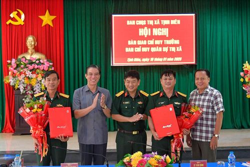 Bàn giao Chỉ huy trưởng Ban Chỉ huy Quân sự TX. Tịnh Biên