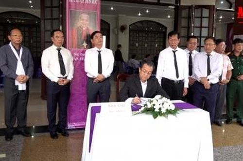 Bí thư Tỉnh ủy An Giang Lê Hồng Quang viếng lễ tang Giuse Trần Xuân Tiếu, nguyên Giám mục Giáo phận Long Xuyên