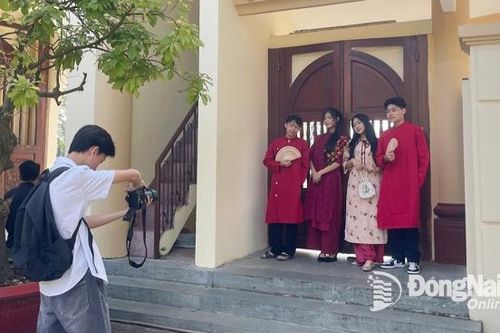 Giới trẻ Biên Hòa xúng xính chụp ảnh Tết