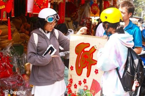Tranh treo tường, đèn lồng, câu đối đỏ thu hút người mua dịp cận Tết