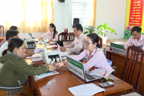 Giải ngân nguồn vốn vay cho các hộ dân vào dịp Tết