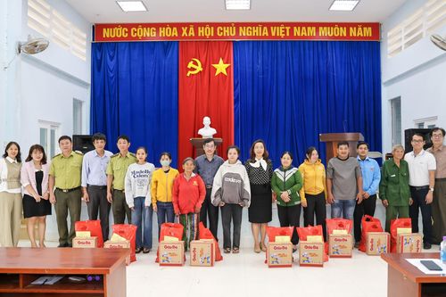 Trao quà Tết cho 60 hộ dân xã Khánh Thành, huyện Khánh Vĩnh