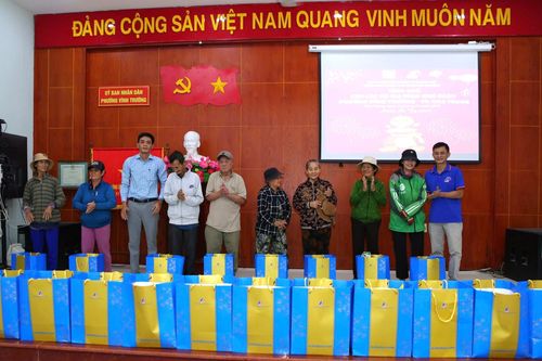 Trao 238 suất quà Tết cho hộ cận nghèo phường Vĩnh Trường