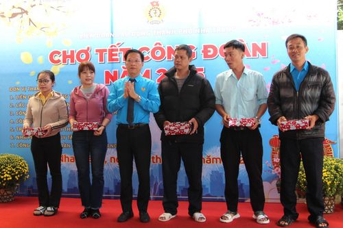 Liên đoàn Lao động TP. Nha Trang: Tổ chức chợ Tết Công đoàn, tặng 345 suất quà cho đoàn viên, người lao động