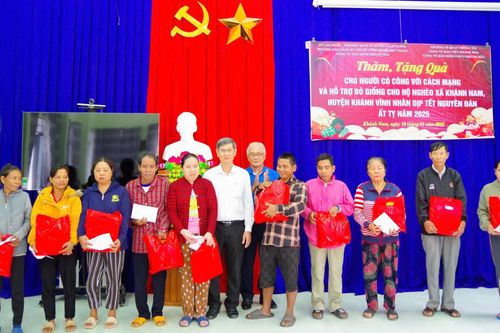 Trao quà 35 suất quà Tết và 6 con bò giống cho hộ nghèo xã Khánh Nam