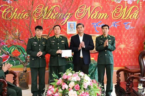 Đoàn công tác Ủy ban Dân tộc thăm và tặng quà tết tại huyện Nậm Nhùn