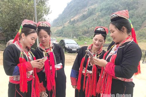 Góp phần 'giảm nghèo về thông tin'