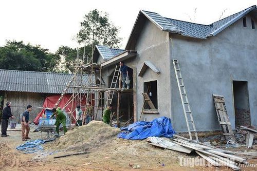 Hỗ trợ kinh phí cho 10 hộ nghèo trên địa bàn huyện Hàm Yên làm nhà ở mới