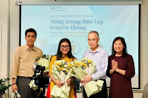 'Sống trong bão táp truyền thông'