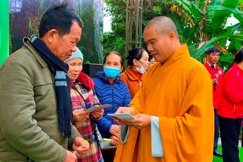 Hà Tĩnh: Chùa Phượng Hoàng, Quỹ Thiện Tâm trao 150 phần quà đến bà con khó khăn xã Đức Giang