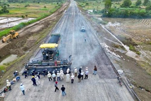 Cận cảnh thảm mẻ bê tông nhựa đầu tiên trên cao tốc Chí Thạnh – Vân Phong