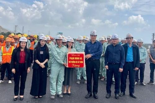 Thứ trưởng Bộ Xây dựng Phạm Minh Hà thăm, tặng quà người lao động tại dự án cao tốc Nha Trang – Vân Phong