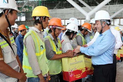 Thứ trưởng Nguyễn Việt Hùng thăm và chúc Tết người lao động tại công trường nhà ga T3