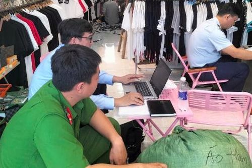 Long An: Tạm giữ trên 2.000 sản phẩm quần áo không rõ nguồn gốc, xuất xứ