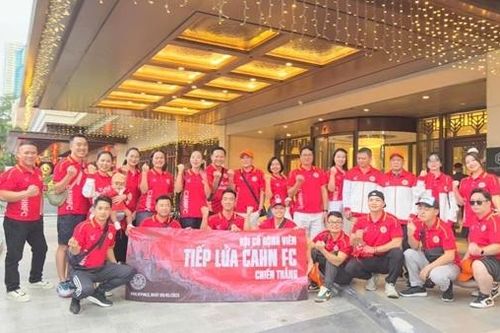 Cổ động viên 'tiếp lửa' cho CLB Công an Hà Nội trên đất Philippines
