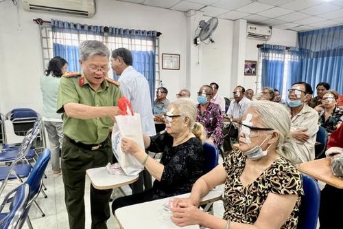 Mổ mắt miễn phí cho hội viên và thân nhân hội viên Hội Cựu CAND