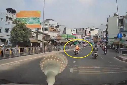 CSGT mở đường hỗ trợ người nhà bệnh nhân vào bệnh viện cấp cứu kịp thời