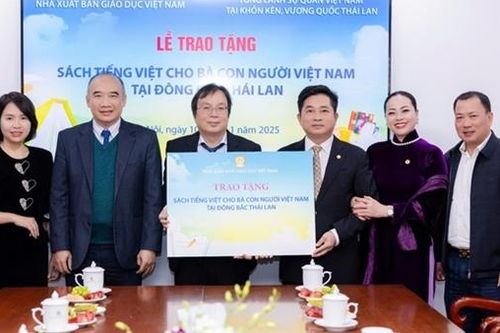 Nhà xuất bản Giáo dục Việt Nam trao tặng sách cho đồng bào người Việt tại Đông Bắc Thái Lan