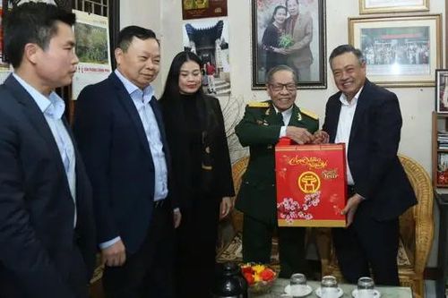 Chủ tịch UBND TP Hà Nội chúc Tết đơn vị, cá nhân tiêu biểu