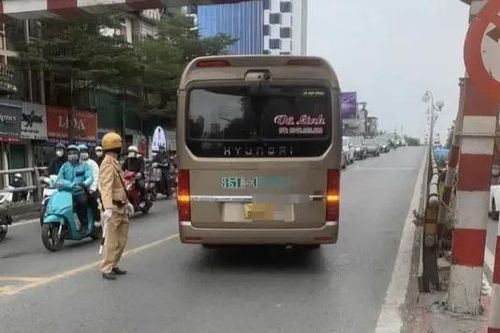 Xử lý tài xế xe khách đi lên cầu vượt Tây Sơn