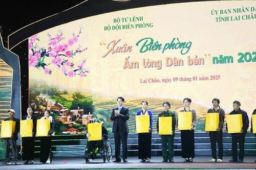Chủ tịch nước trao 200 căn nhà 'Mái ấm biên cương' cho đồng bào khó khăn Lai Châu