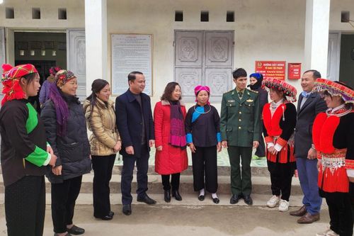 Phó Chủ tịch HĐND tỉnh Hà Nhật Lệ tặng quà Tết xóm Phiêng Mòn (Bảo Lạc)