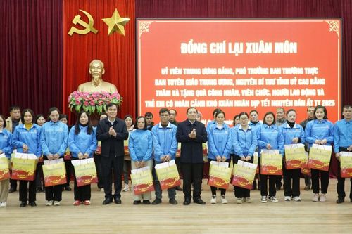 Phó trưởng Ban Thường trực Ban Tuyên giáo Trung ương Lại Xuân Môn tặng quà Tết tại huyện Hà Quảng và Hòa An