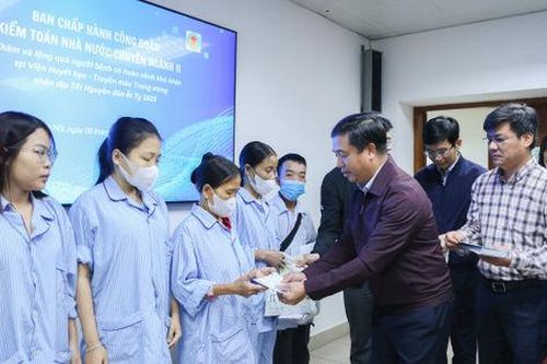 Kiểm toán nhà nước chuyên ngành II trao quà tại Viện Huyết học - Truyền máu Trung ương